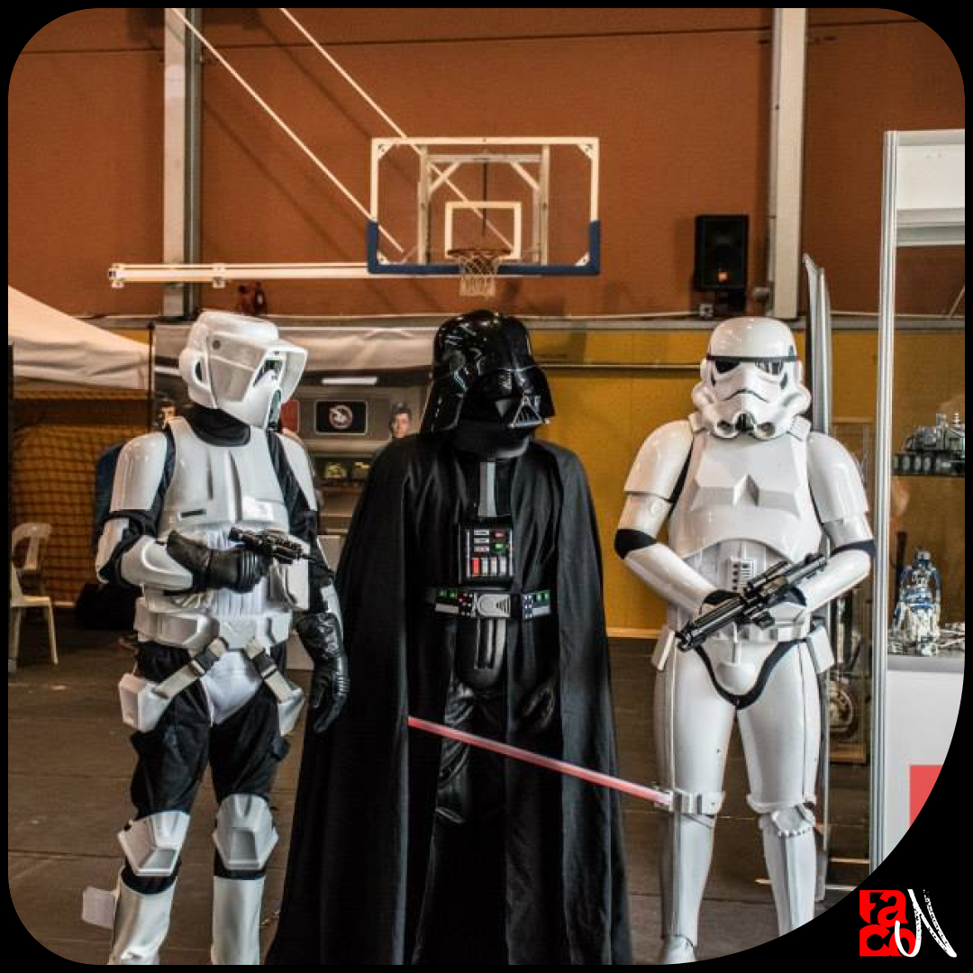 Dos stormtroopers i Darth Vader posant