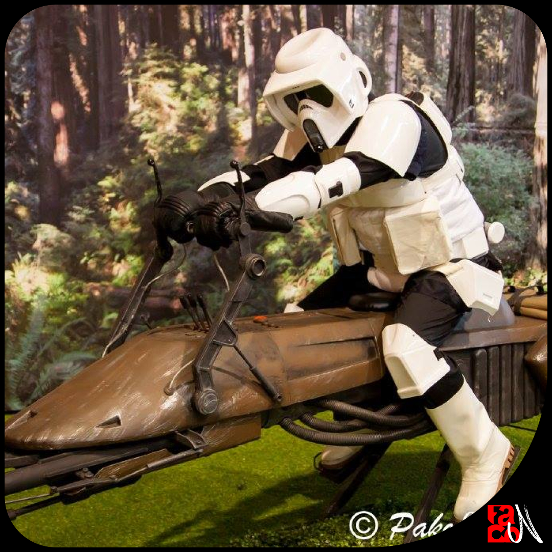 Un stormtrooper sobre una moto jet