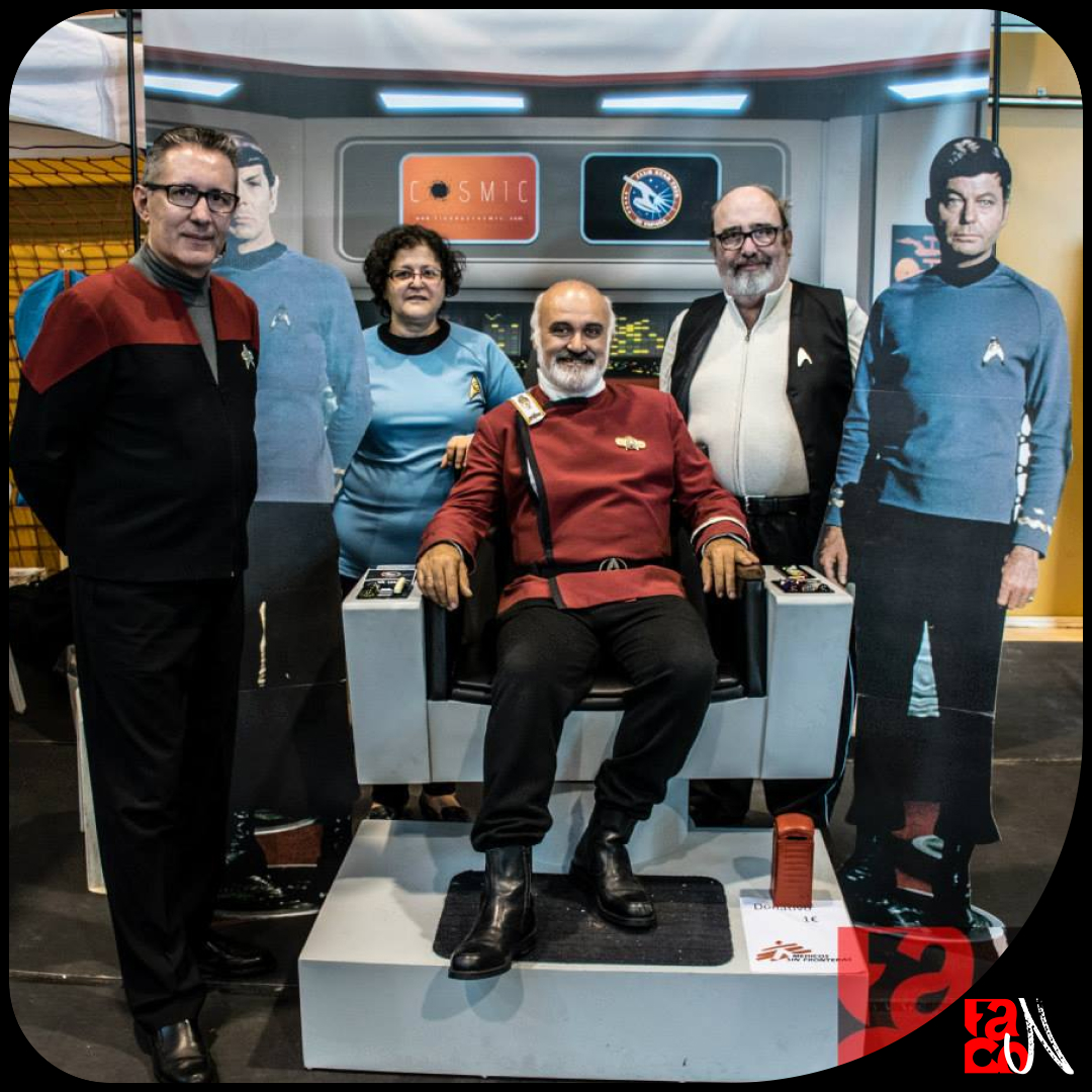 Gent disfressada de la serie Star Trek en un escenari similiar a l'interior de la nau Enterprise