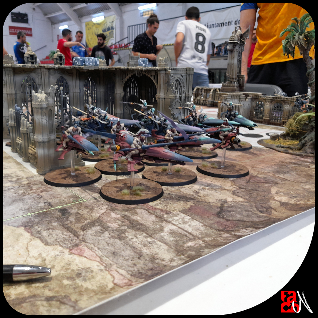 Mesa amb miniatures de warhammer 2